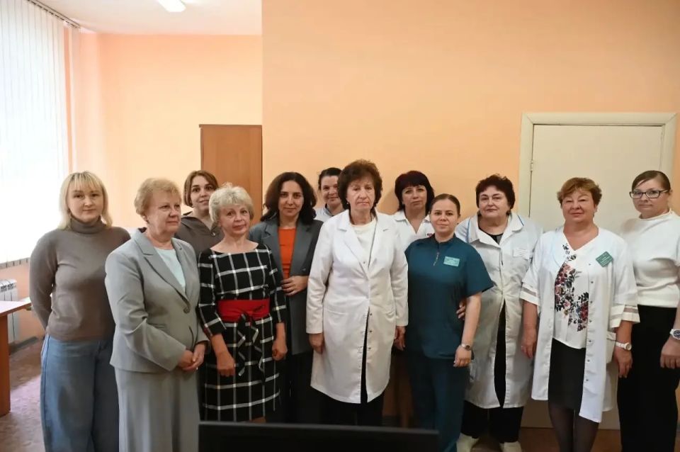 Медицинские работники — это люди, которые каждый день спасают жизни, лечат, поддерживают и дают надежду Медицинские работники — это люди, которые каждый день спасают жизни, лечат, поддерживают и дают надежду