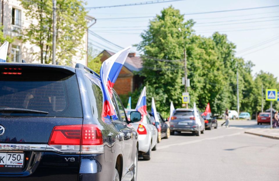 В честь Дня России в Ленинском городском округе состоялся патриотический автопробег В честь Дня России в Ленинском городском округе состоялся патриотический автопробег
