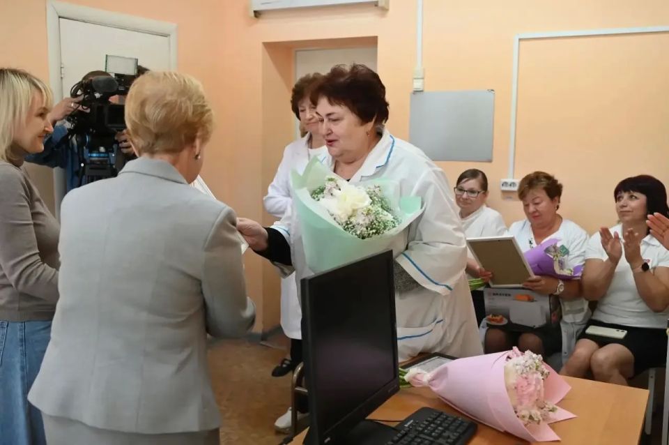 Медицинские работники — это люди, которые каждый день спасают жизни, лечат, поддерживают и дают надежду Медицинские работники — это люди, которые каждый день спасают жизни, лечат, поддерживают и дают надежду
