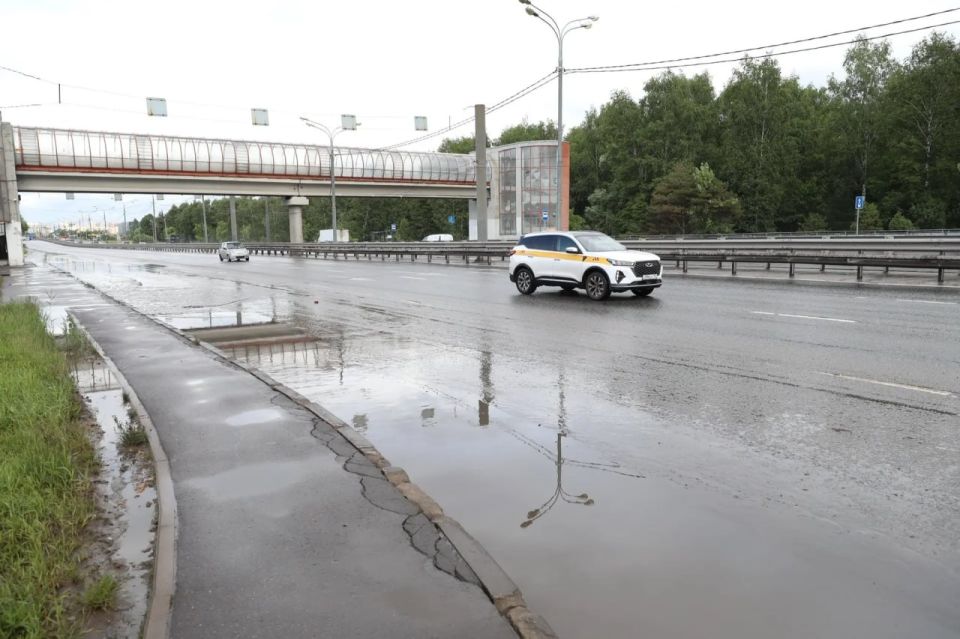 Последствия непогоды: в Долгопрудном проводят откачку воды и убрали более 20 поваленных деревьев Последствия непогоды: в Долгопрудном проводят откачку воды и убрали более 20 поваленных деревьев