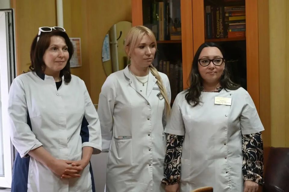 Медицинские работники — это люди, которые каждый день спасают жизни, лечат, поддерживают и дают надежду Медицинские работники — это люди, которые каждый день спасают жизни, лечат, поддерживают и дают надежду