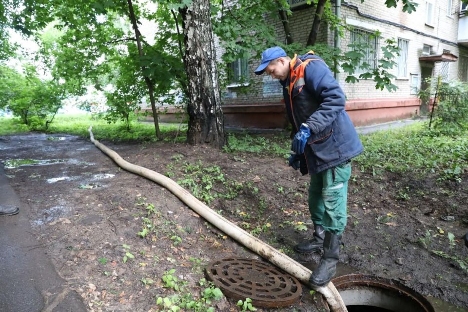 Последствия непогоды: в Долгопрудном проводят откачку воды и убрали более 20 поваленных деревьев Последствия непогоды: в Долгопрудном проводят откачку воды и убрали более 20 поваленных деревьев