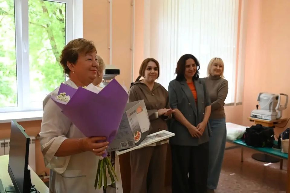 Медицинские работники — это люди, которые каждый день спасают жизни, лечат, поддерживают и дают надежду Медицинские работники — это люди, которые каждый день спасают жизни, лечат, поддерживают и дают надежду
