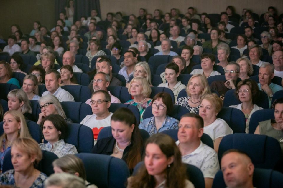 Премьерные показы музыкальной комедии «Любовь и голуби» в Пушкинском музыкально-драматическом театре с аншлагом прошли 12 и 13 июня