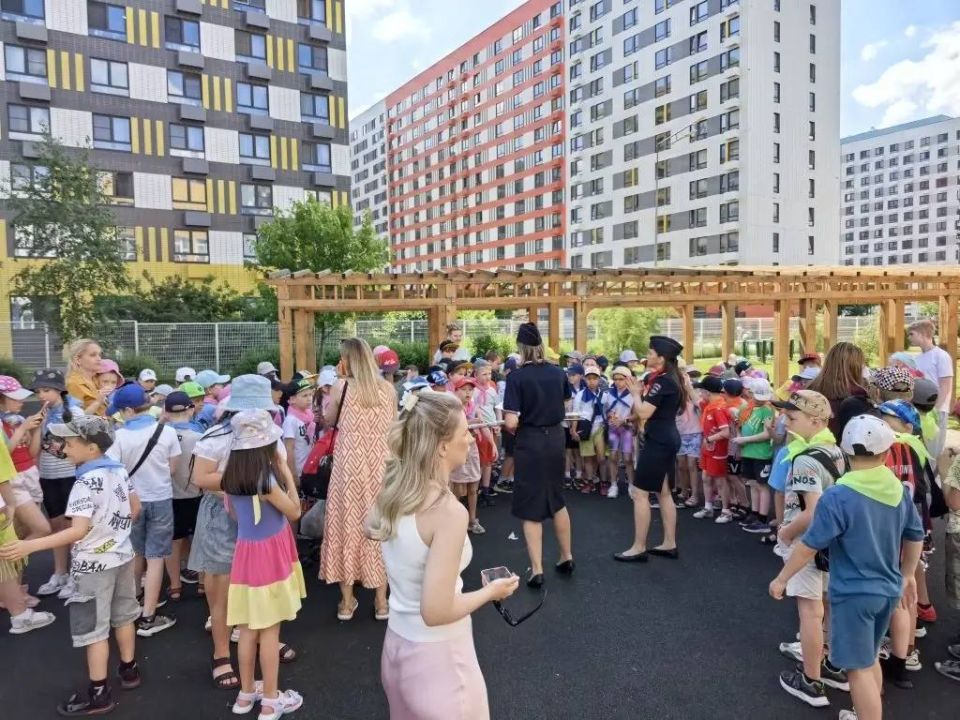 Летние школьные лагеря — время самостоятельных походов в школу и прогулок, а значит дети часто переходят дорогу и ездят на велосипедах Летние школьные лагеря — время самостоятельных походов в школу и прогулок, а значит дети часто переходят дорогу и ездят на велосипедах