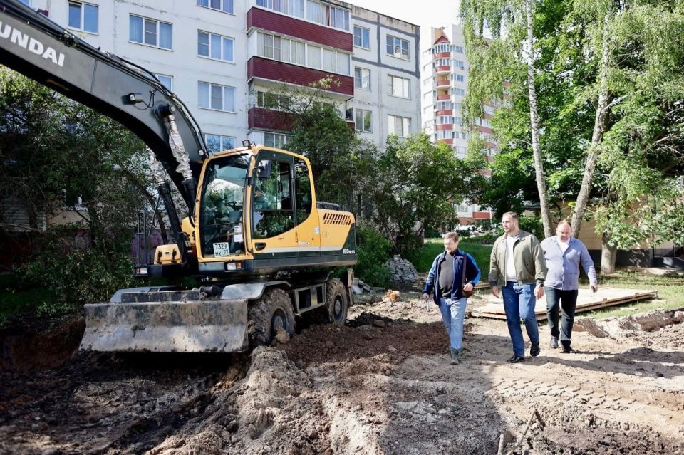 Михаил Собакин: В ходе очередного обхода проконтролировал содержание внутридворовых территорий и общественных пространств, а также осмотрел ход работ по реконструкции участков теплотрассы Михаил Собакин: В ходе очередного обхода проконтролировал содержание внутридворовых территорий и общественных пространств, а также осмотрел ход работ по реконструкции участков теплотрассы