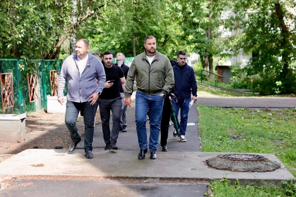 Михаил Собакин: В ходе очередного обхода проконтролировал содержание внутридворовых территорий и общественных пространств, а также осмотрел ход работ по реконструкции участков теплотрассы Михаил Собакин: В ходе очередного обхода проконтролировал содержание внутридворовых территорий и общественных пространств, а также осмотрел ход работ по реконструкции участков теплотрассы