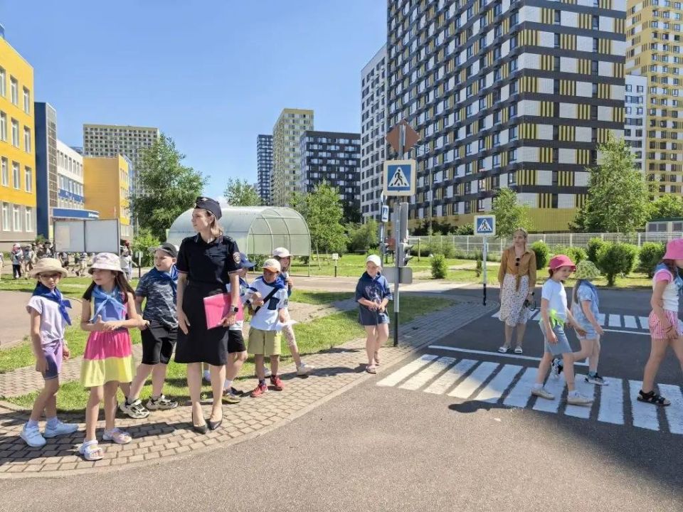 Летние школьные лагеря — время самостоятельных походов в школу и прогулок, а значит дети часто переходят дорогу и ездят на велосипедах Летние школьные лагеря — время самостоятельных походов в школу и прогулок, а значит дети часто переходят дорогу и ездят на велосипедах