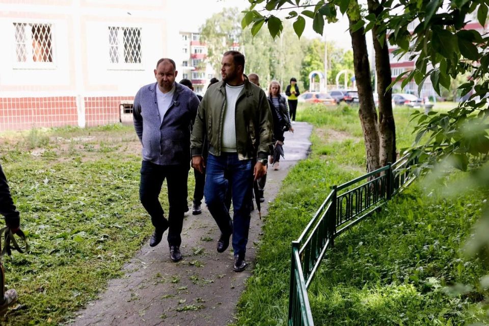 Михаил Собакин: В ходе очередного обхода проконтролировал содержание внутридворовых территорий и общественных пространств, а также осмотрел ход работ по реконструкции участков теплотрассы Михаил Собакин: В ходе очередного обхода проконтролировал содержание внутридворовых территорий и общественных пространств, а также осмотрел ход работ по реконструкции участков теплотрассы