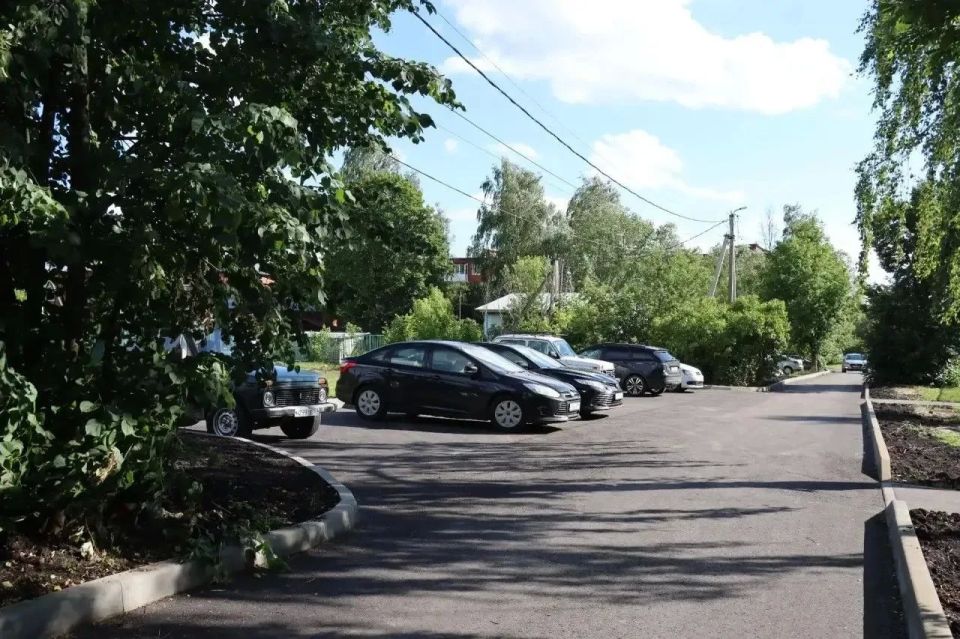 Народная программа работает: в Городище обновили придомовые территории Народная программа работает: в Городище обновили придомовые территории