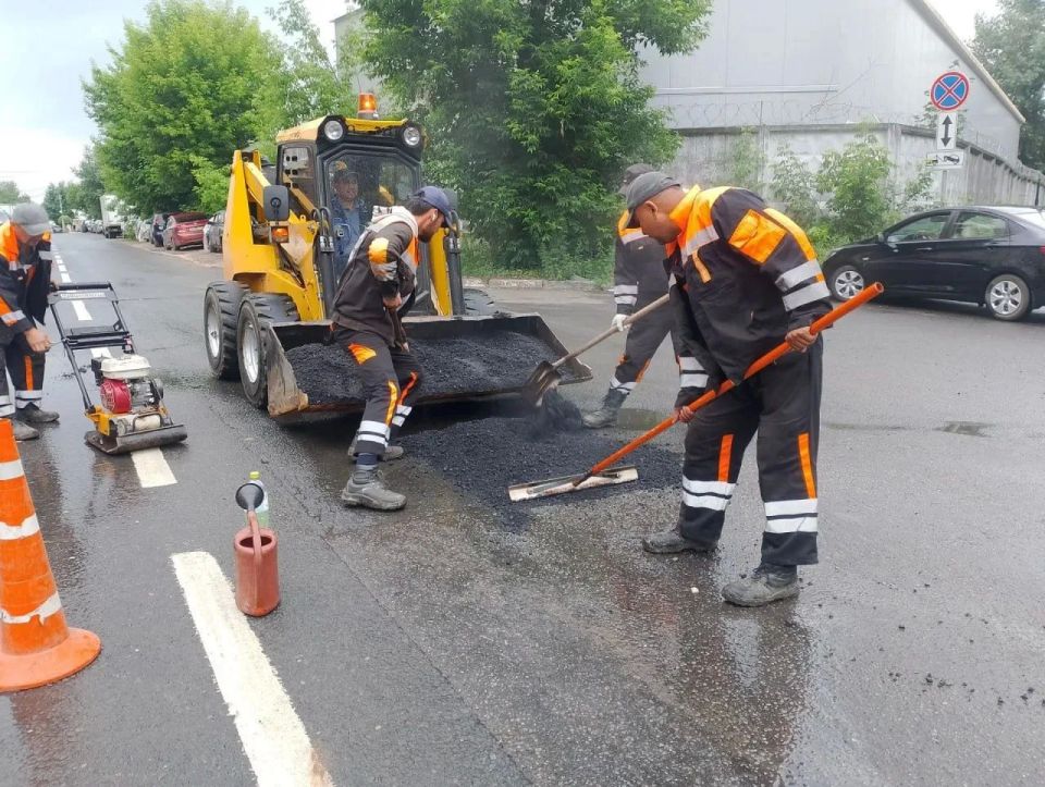 Сотрудники предприятия «Автобытдор» продолжают ежедневные работы по ямочному ремонту на дорогах и во дворах
