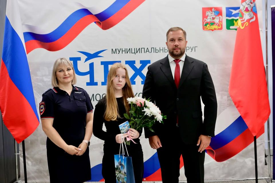 Михаил Собакин: Как Секретарь Местного отделения партии "Единая Россия" в торжественной обстановке вручил первые паспорта двенадцати юным жителям Чехова Михаил Собакин: Как Секретарь Местного отделения партии "Единая Россия" в торжественной обстановке вручил первые паспорта двенадцати юным жителям Чехова