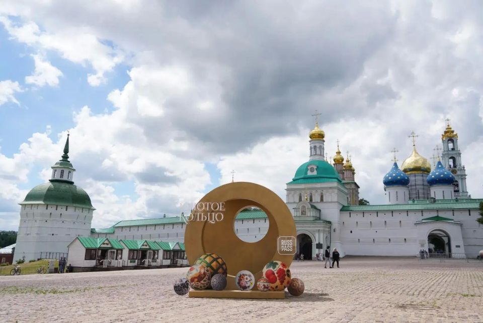 Мобильный туристический центр «Москва» и фотозону в стилистике федерального брендинга «Золотое кольцо» установили в Сергиевом Посаде Мобильный туристический центр «Москва» и фотозону в стилистике федерального брендинга «Золотое кольцо» установили в Сергиевом Посаде
