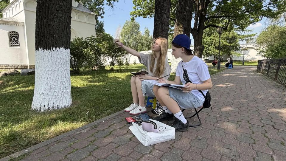 В Детской школе искусств Дзержинского стартовали традиционные летние пленэры В Детской школе искусств Дзержинского стартовали традиционные летние пленэры