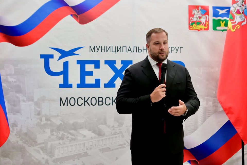 Михаил Собакин: Как Секретарь Местного отделения партии "Единая Россия" в торжественной обстановке вручил первые паспорта двенадцати юным жителям Чехова Михаил Собакин: Как Секретарь Местного отделения партии "Единая Россия" в торжественной обстановке вручил первые паспорта двенадцати юным жителям Чехова