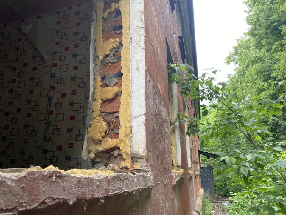 Уполномоченный главы округа Нина Ушакова вместе с депутатом Совета депутатов Александром Бушевым и активисткой Екатериной Неженцевой стали свидетелями сноса дома №40 по улице Октябрьской в Пушкино Уполномоченный главы округа Нина Ушакова вместе с депутатом Совета депутатов Александром Бушевым и активисткой Екатериной Неженцевой стали свидетелями сноса дома №40 по улице Октябрьской в Пушкино