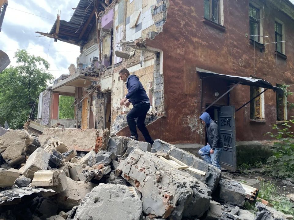 Уполномоченный главы округа Нина Ушакова вместе с депутатом Совета депутатов Александром Бушевым и активисткой Екатериной Неженцевой стали свидетелями сноса дома №40 по улице Октябрьской в Пушкино Уполномоченный главы округа Нина Ушакова вместе с депутатом Совета депутатов Александром Бушевым и активисткой Екатериной Неженцевой стали свидетелями сноса дома №40 по улице Октябрьской в Пушкино
