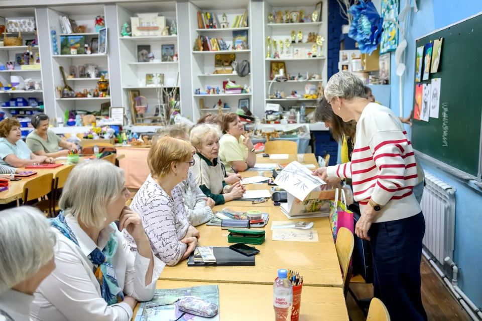 Мастер-класс по живописи провели для подольских долголетов в ДК им. Лепсе Мастер-класс по живописи провели для подольских долголетов в ДК им. Лепсе