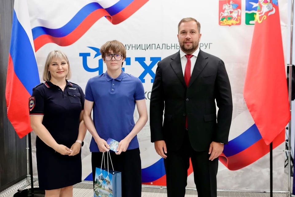 Михаил Собакин: Как Секретарь Местного отделения партии "Единая Россия" в торжественной обстановке вручил первые паспорта двенадцати юным жителям Чехова Михаил Собакин: Как Секретарь Местного отделения партии "Единая Россия" в торжественной обстановке вручил первые паспорта двенадцати юным жителям Чехова