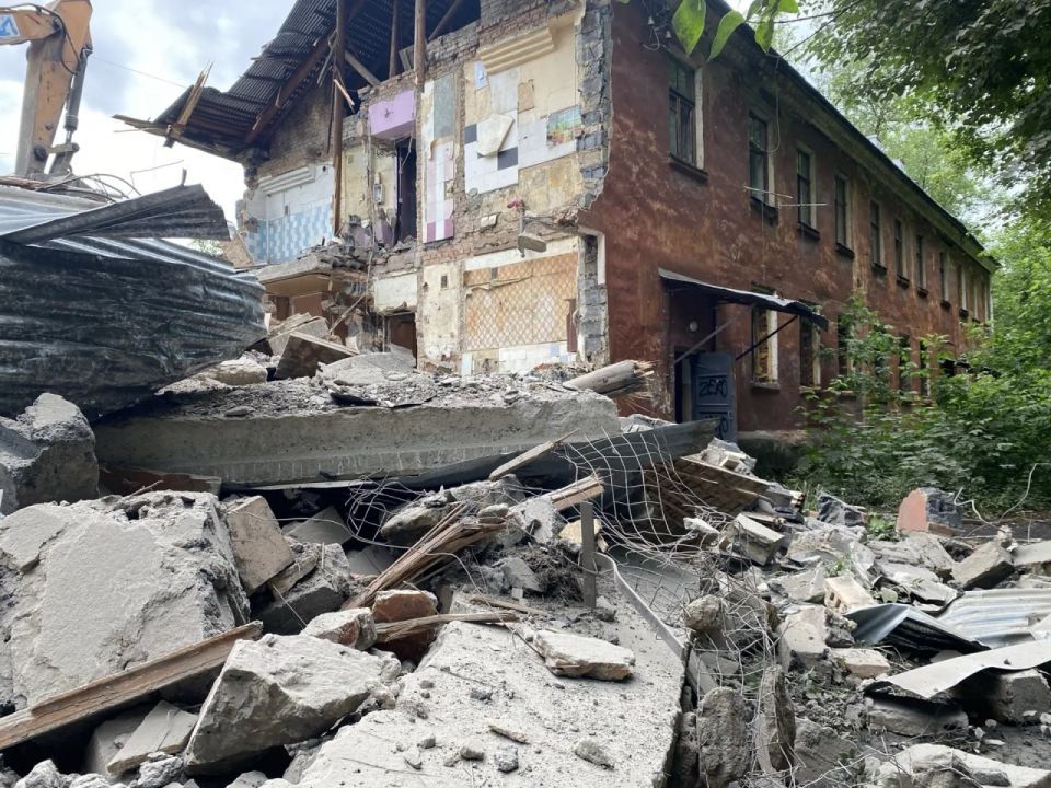 Уполномоченный главы округа Нина Ушакова вместе с депутатом Совета депутатов Александром Бушевым и активисткой Екатериной Неженцевой стали свидетелями сноса дома №40 по улице Октябрьской в Пушкино Уполномоченный главы округа Нина Ушакова вместе с депутатом Совета депутатов Александром Бушевым и активисткой Екатериной Неженцевой стали свидетелями сноса дома №40 по улице Октябрьской в Пушкино