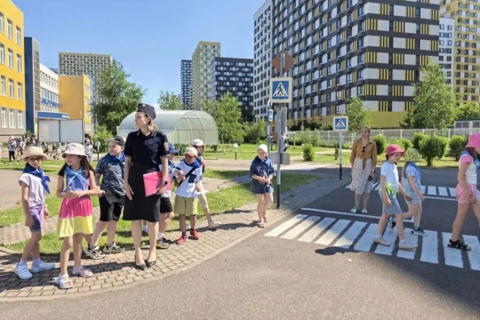Сотрудники Госавтоинспекции провели занятия с ребятами на базе летнего лагеря в школе № 32 Сотрудники Госавтоинспекции провели занятия с ребятами на базе летнего лагеря в школе № 32