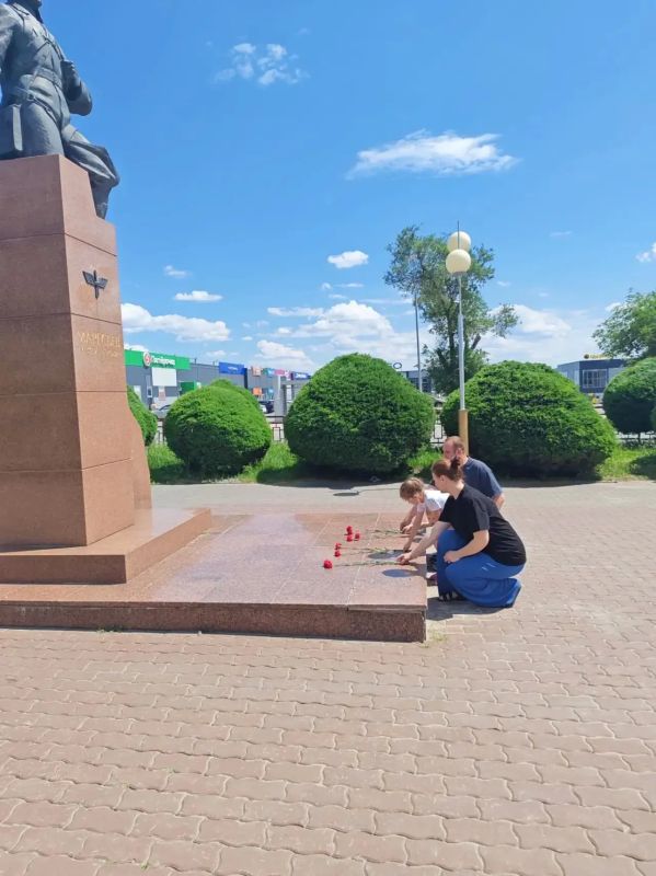 СОТРУДНИКИ УПРАВЛЕНИЯ ПОЧТИЛИ ПАМЯТЬ ГЕРОЯ СОВЕТСКОГО СОЮЗА АЛЕКСЕЯ МАРЕСЬЕВА НА ЕГО МАЛОЙ РОДИНЕ СОТРУДНИКИ УПРАВЛЕНИЯ ПОЧТИЛИ ПАМЯТЬ ГЕРОЯ СОВЕТСКОГО СОЮЗА АЛЕКСЕЯ МАРЕСЬЕВА НА ЕГО МАЛОЙ РОДИНЕ