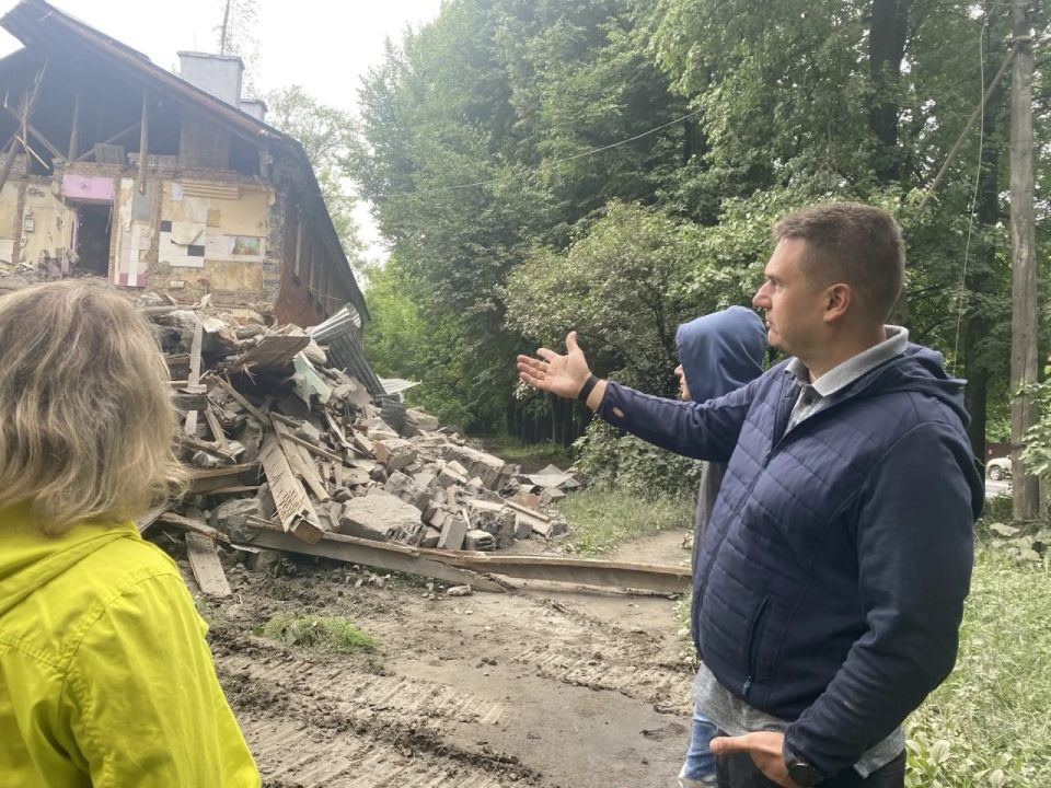 Уполномоченный главы округа Нина Ушакова вместе с депутатом Совета депутатов Александром Бушевым и активисткой Екатериной Неженцевой стали свидетелями сноса дома №40 по улице Октябрьской в Пушкино Уполномоченный главы округа Нина Ушакова вместе с депутатом Совета депутатов Александром Бушевым и активисткой Екатериной Неженцевой стали свидетелями сноса дома №40 по улице Октябрьской в Пушкино