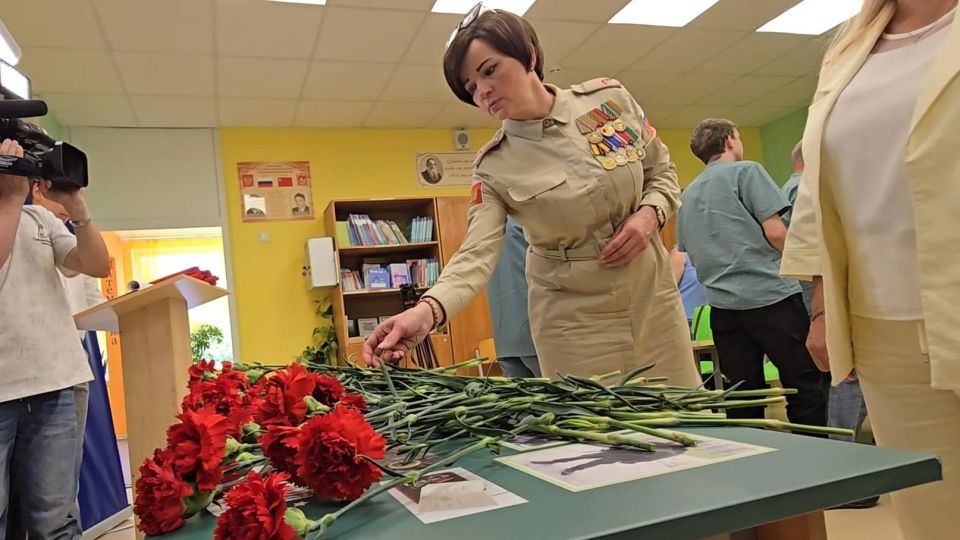 В Емельяновской школе увековечили память одного из выпускников - здесь состоялось торжественное открытие «Парты Героя», посвященной Алексею Зайчикову В Емельяновской школе увековечили память одного из выпускников - здесь состоялось торжественное открытие «Парты Героя», посвященной Алексею Зайчикову