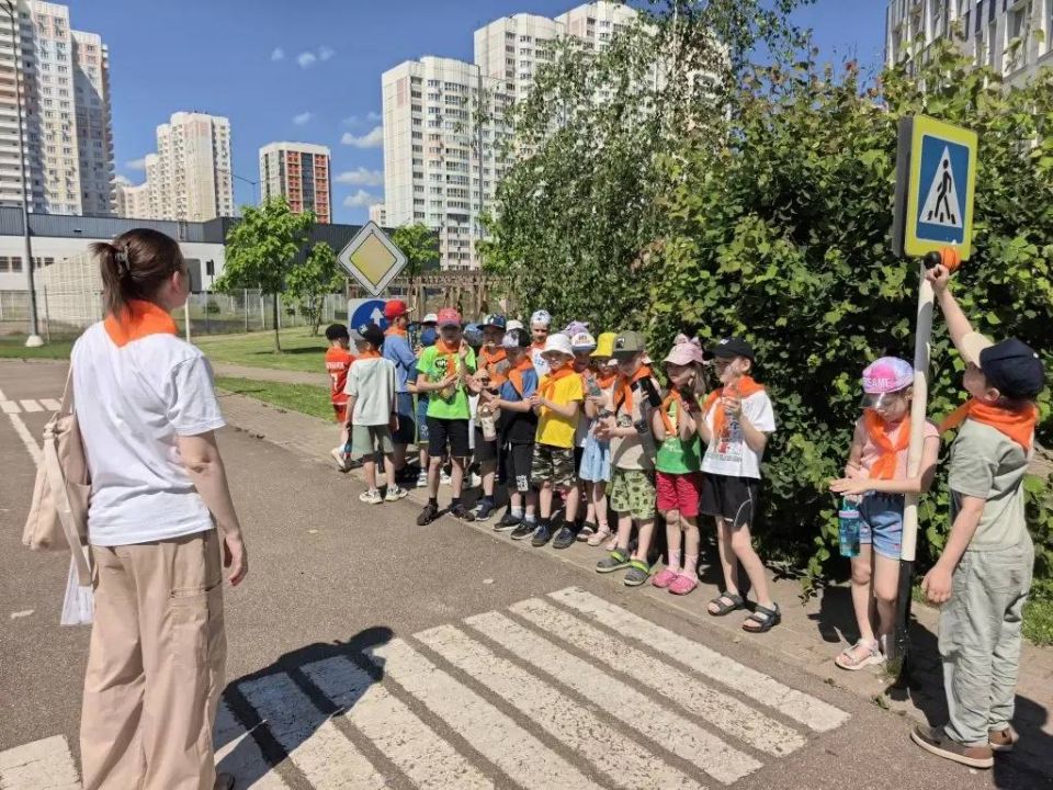 Летние школьные лагеря — время самостоятельных походов в школу и прогулок, а значит дети часто переходят дорогу и ездят на велосипедах Летние школьные лагеря — время самостоятельных походов в школу и прогулок, а значит дети часто переходят дорогу и ездят на велосипедах