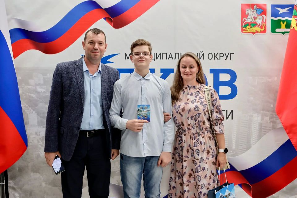 Михаил Собакин: Как Секретарь Местного отделения партии "Единая Россия" в торжественной обстановке вручил первые паспорта двенадцати юным жителям Чехова Михаил Собакин: Как Секретарь Местного отделения партии "Единая Россия" в торжественной обстановке вручил первые паспорта двенадцати юным жителям Чехова