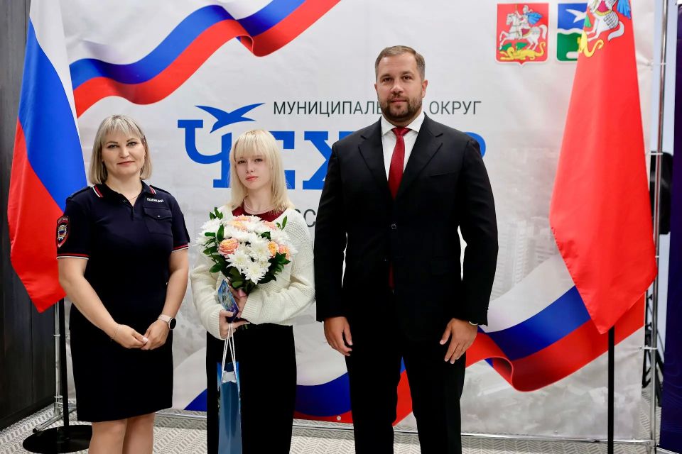 Михаил Собакин: Как Секретарь Местного отделения партии "Единая Россия" в торжественной обстановке вручил первые паспорта двенадцати юным жителям Чехова Михаил Собакин: Как Секретарь Местного отделения партии "Единая Россия" в торжественной обстановке вручил первые паспорта двенадцати юным жителям Чехова