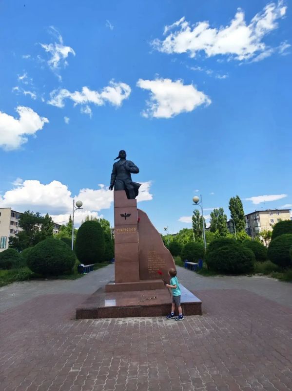 СОТРУДНИКИ УПРАВЛЕНИЯ ПОЧТИЛИ ПАМЯТЬ ГЕРОЯ СОВЕТСКОГО СОЮЗА АЛЕКСЕЯ МАРЕСЬЕВА НА ЕГО МАЛОЙ РОДИНЕ СОТРУДНИКИ УПРАВЛЕНИЯ ПОЧТИЛИ ПАМЯТЬ ГЕРОЯ СОВЕТСКОГО СОЮЗА АЛЕКСЕЯ МАРЕСЬЕВА НА ЕГО МАЛОЙ РОДИНЕ