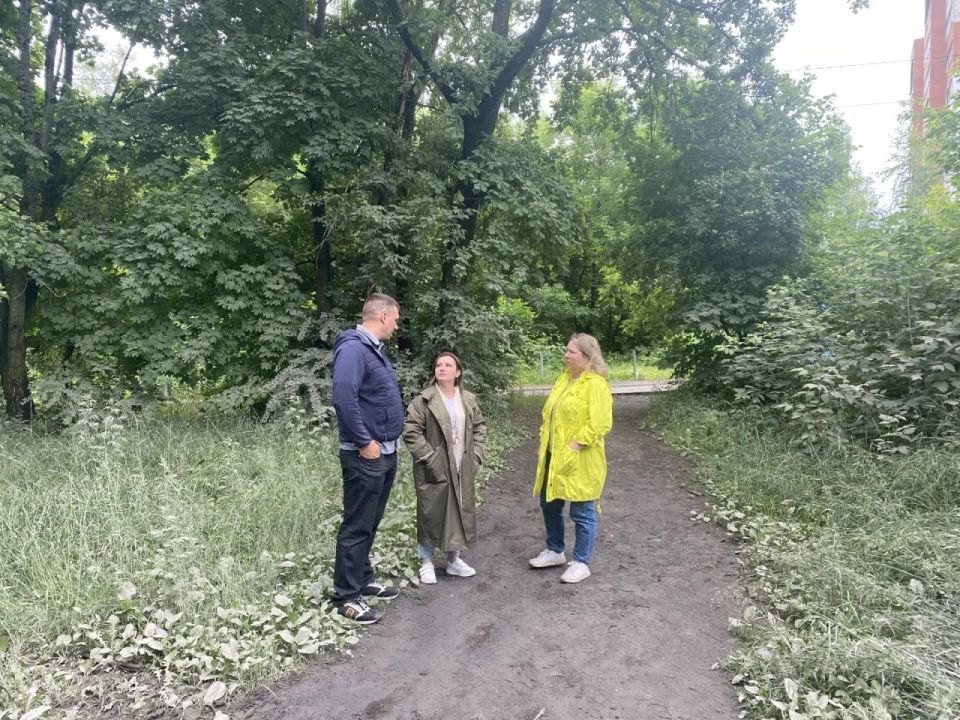 Уполномоченный главы округа Нина Ушакова вместе с депутатом Совета депутатов Александром Бушевым и активисткой Екатериной Неженцевой стали свидетелями сноса дома №40 по улице Октябрьской в Пушкино Уполномоченный главы округа Нина Ушакова вместе с депутатом Совета депутатов Александром Бушевым и активисткой Екатериной Неженцевой стали свидетелями сноса дома №40 по улице Октябрьской в Пушкино