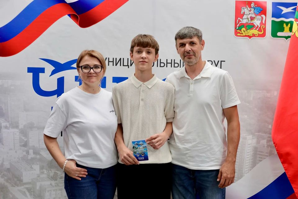 Михаил Собакин: Как Секретарь Местного отделения партии "Единая Россия" в торжественной обстановке вручил первые паспорта двенадцати юным жителям Чехова Михаил Собакин: Как Секретарь Местного отделения партии "Единая Россия" в торжественной обстановке вручил первые паспорта двенадцати юным жителям Чехова