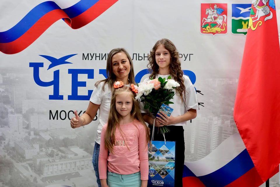 Михаил Собакин: Как Секретарь Местного отделения партии "Единая Россия" в торжественной обстановке вручил первые паспорта двенадцати юным жителям Чехова Михаил Собакин: Как Секретарь Местного отделения партии "Единая Россия" в торжественной обстановке вручил первые паспорта двенадцати юным жителям Чехова