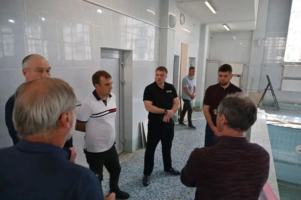 Глава Городского округа Алексей Шимко вместе со своими заместителями и представителями подрядной организации оценил ход ремонта бассейна в корпусе №1 Образовательного комплекса «Школа современного образования»