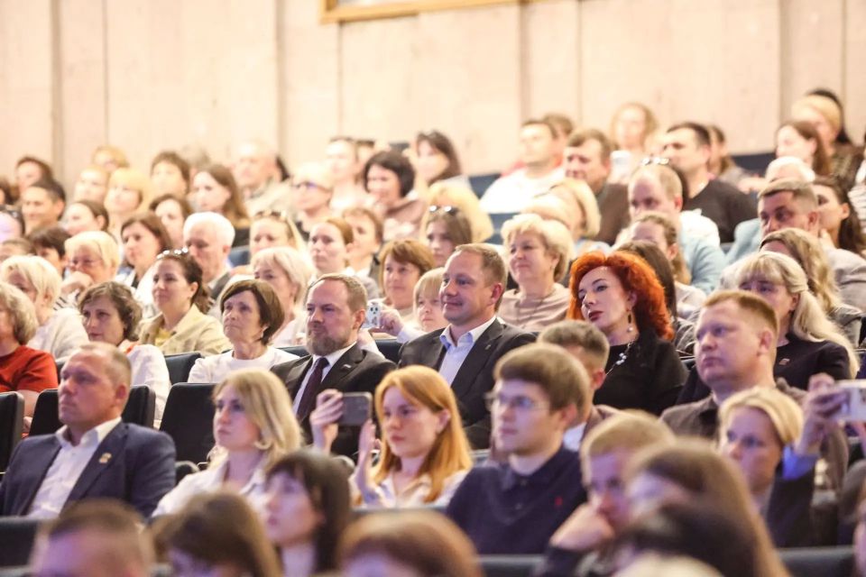 Дмитрий Волков: В нашем ДК «Подмосковье» вместе с депутатом Государственной Думы РФ Сергеем Владимировичем Колуновым, депутатами Мособлдумы, главами соседних округов, однопартийцами принял участие в окружном форуме Партии... Дмитрий Волков: В нашем ДК «Подмосковье» вместе с депутатом Государственной Думы РФ Сергеем Владимировичем Колуновым, депутатами Мособлдумы, главами соседних округов, однопартийцами принял участие в окружном форуме Партии...