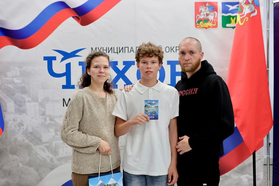 Михаил Собакин: Как Секретарь Местного отделения партии "Единая Россия" в торжественной обстановке вручил первые паспорта двенадцати юным жителям Чехова Михаил Собакин: Как Секретарь Местного отделения партии "Единая Россия" в торжественной обстановке вручил первые паспорта двенадцати юным жителям Чехова