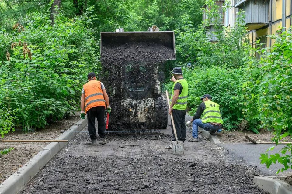 В Подольске работы по комплексному благоустройству территорий проводят на нескольких адресах В Подольске работы по комплексному благоустройству территорий проводят на нескольких адресах