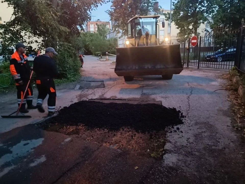 В городе продолжаются ремонтные работы по восстановлению дорожного полотна В городе продолжаются ремонтные работы по восстановлению дорожного полотна