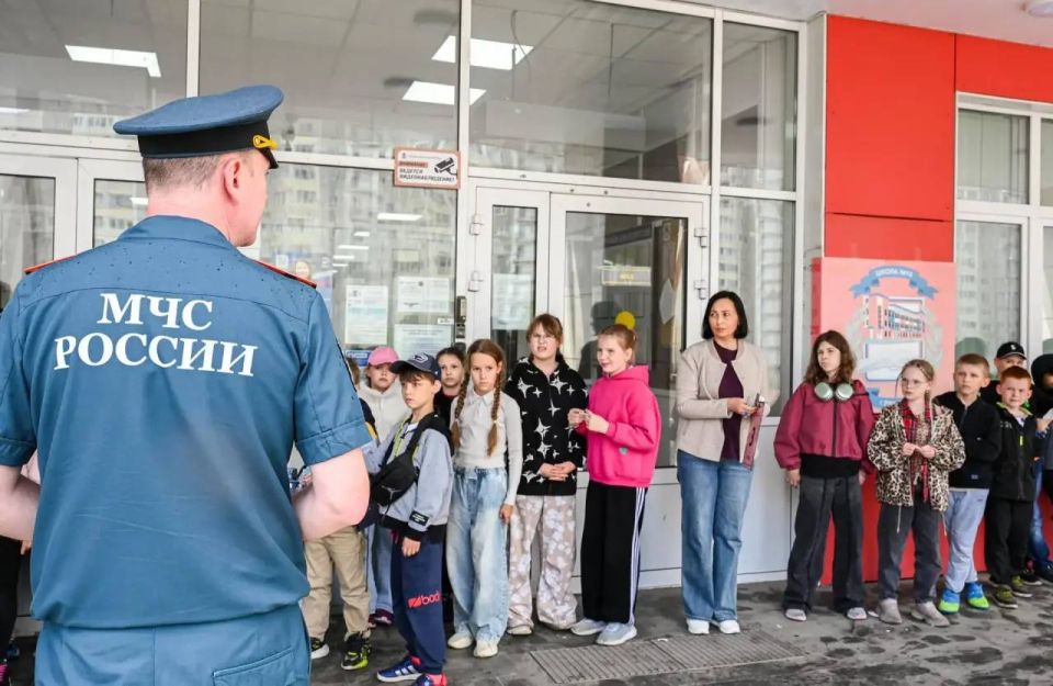 В Видновской школе №10 Ленинского округа состоялась плановая тренировочная эвакуация, направленная на отработку действий учащихся и персонала при возникновении пожара и иных чрезвычайных ситуаций В Видновской школе №10 Ленинского округа состоялась плановая тренировочная эвакуация, направленная на отработку действий учащихся и персонала при возникновении пожара и иных чрезвычайных ситуаций