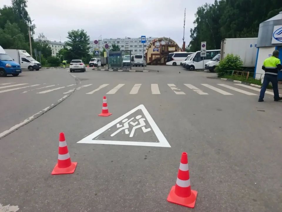 Дорожную разметку обновляют в поселке Октябрьский Дорожную разметку обновляют в поселке Октябрьский