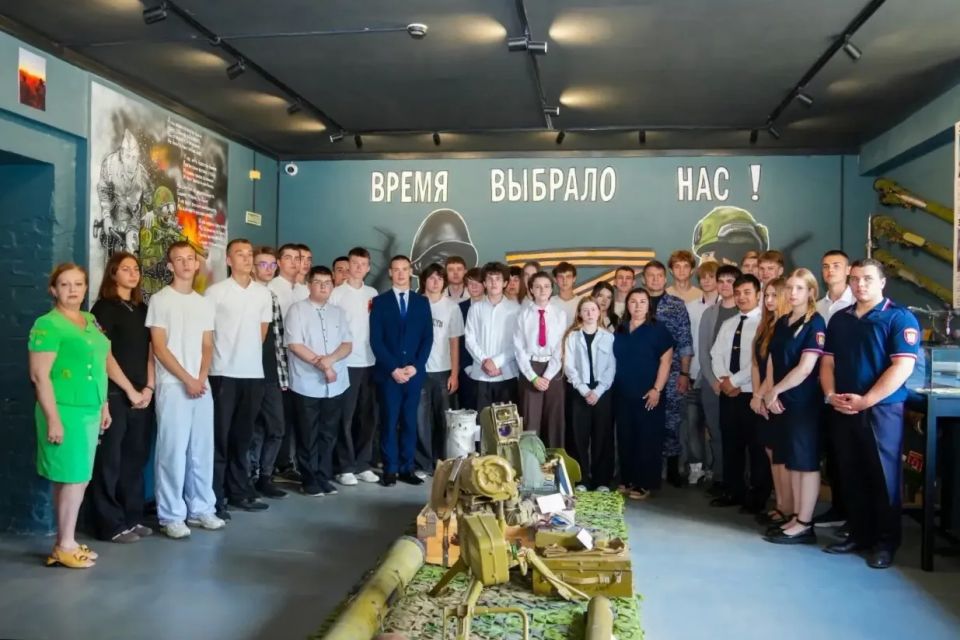 #КаникулыСРосгвардией. Росгвардейцы провели патриотическое мероприятие в Подмосковье В рамках ведомственной акции «Каникулы с Росгвардией» и празднования 10-летия со Дня образования Росгвардии, сотрудники Дмитровского отдела... #КаникулыСРосгвардией. Росгвардейцы провели патриотическое мероприятие в Подмосковье В рамках ведомственной акции «Каникулы с Росгвардией» и празднования 10-летия со Дня образования Росгвардии, сотрудники Дмитровского отдела...