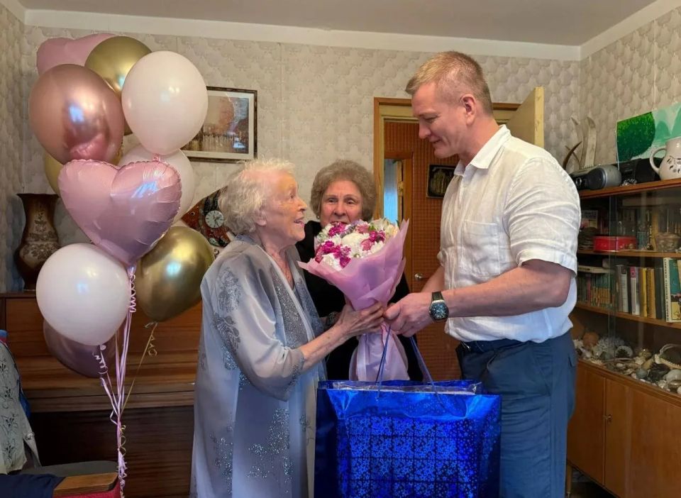 Депутат Московской областной Думы Дмитрий Дениско поздравил с 90-летним юбилеем Лидию Афанасьевну Сбитневу из Люберец Депутат Московской областной Думы Дмитрий Дениско поздравил с 90-летним юбилеем Лидию Афанасьевну Сбитневу из Люберец