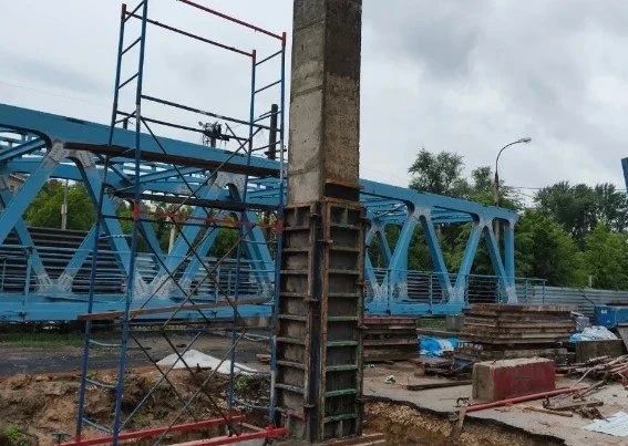 Пролёт надземного пешеходного перехода у ст. Подлипки-Дачные в Королёве полностью собрали на земле Пролёт надземного пешеходного перехода у ст. Подлипки-Дачные в Королёве полностью собрали на земле