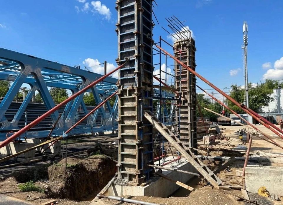 Пролёт надземного пешеходного перехода у ст. Подлипки-Дачные в Королёве полностью собрали на земле Пролёт надземного пешеходного перехода у ст. Подлипки-Дачные в Королёве полностью собрали на земле