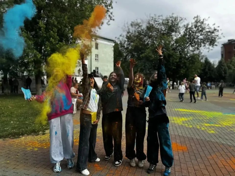 Подольчане создавали яркие визуальные эффекты на «Краски Фест» Подольчане создавали яркие визуальные эффекты на «Краски Фест»