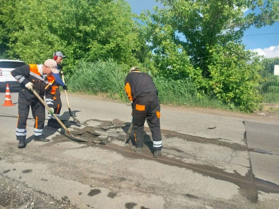 В городе продолжаются ремонтные работы по восстановлению дорожного полотна В городе продолжаются ремонтные работы по восстановлению дорожного полотна