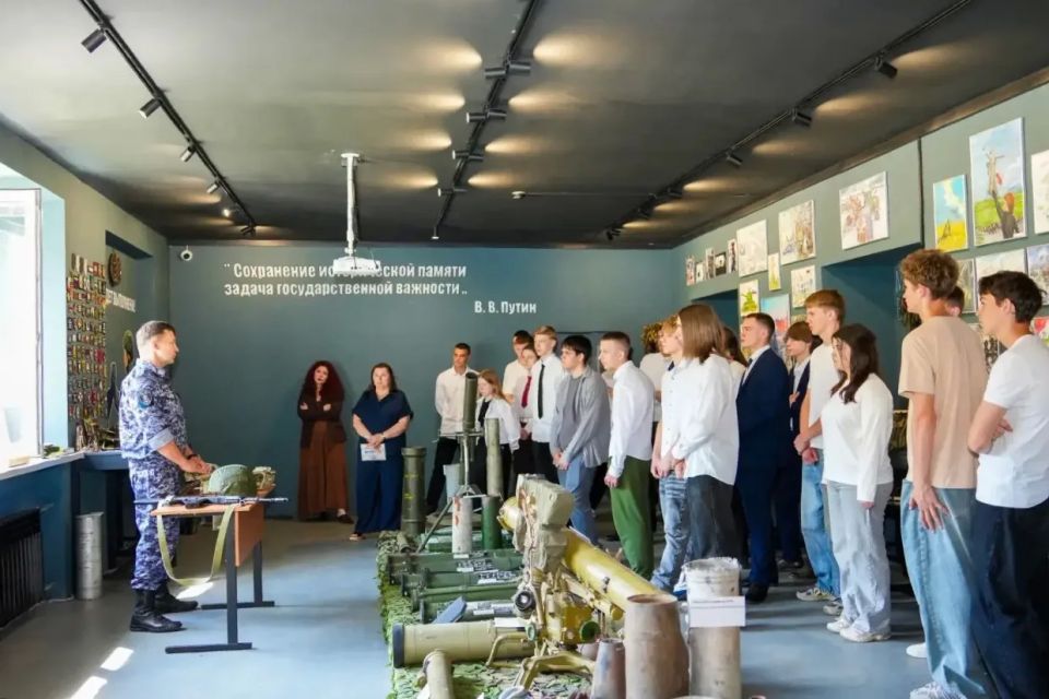 #КаникулыСРосгвардией. Росгвардейцы провели патриотическое мероприятие в Подмосковье В рамках ведомственной акции «Каникулы с Росгвардией» и празднования 10-летия со Дня образования Росгвардии, сотрудники Дмитровского отдела... #КаникулыСРосгвардией. Росгвардейцы провели патриотическое мероприятие в Подмосковье В рамках ведомственной акции «Каникулы с Росгвардией» и празднования 10-летия со Дня образования Росгвардии, сотрудники Дмитровского отдела...