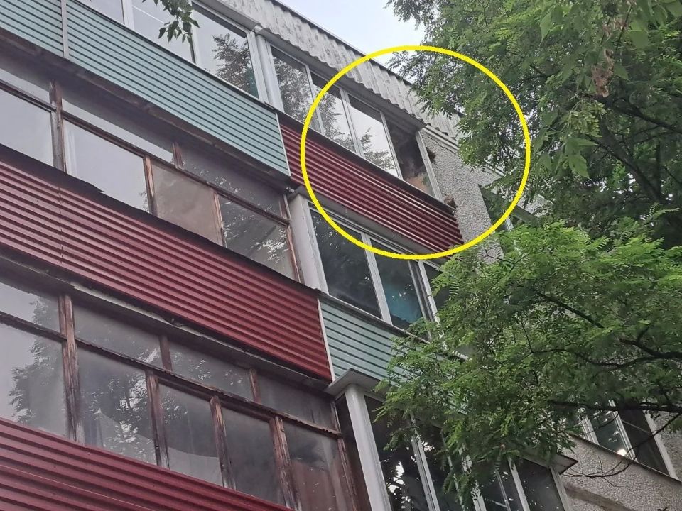 В подмосковном Раменском при атаке дрона взрывоопасная часть ударила в квартиру, соседи с хозяином потушили пожар В подмосковном Раменском при атаке дрона взрывоопасная часть ударила в квартиру, соседи с хозяином потушили пожар